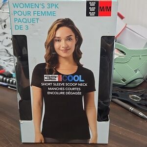 32 Degrees Cool Size M Black 3 Pack of Scoop Neck T-Shirts